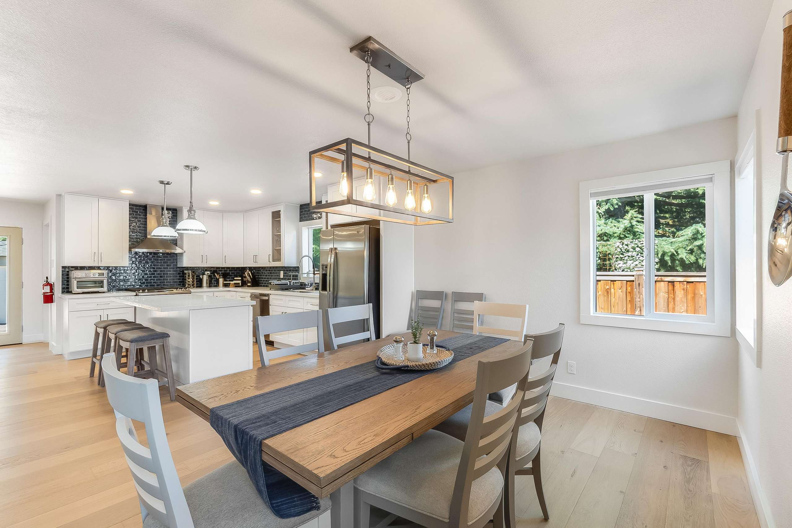 Bella Luxury Rentals - Sonoma Family Home Dining Room