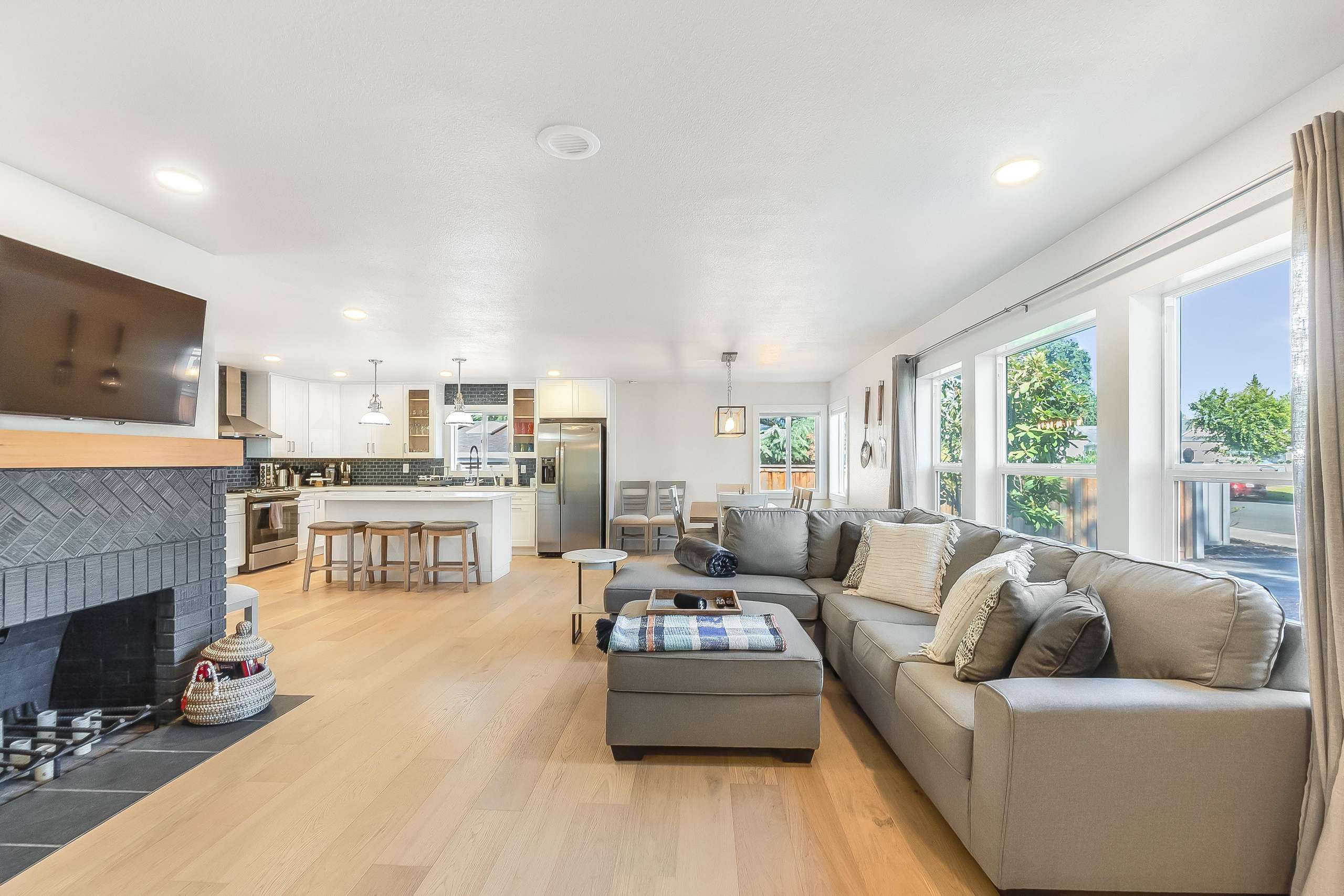 Bella Luxury Rentals - Sonoma Family Home Living Room