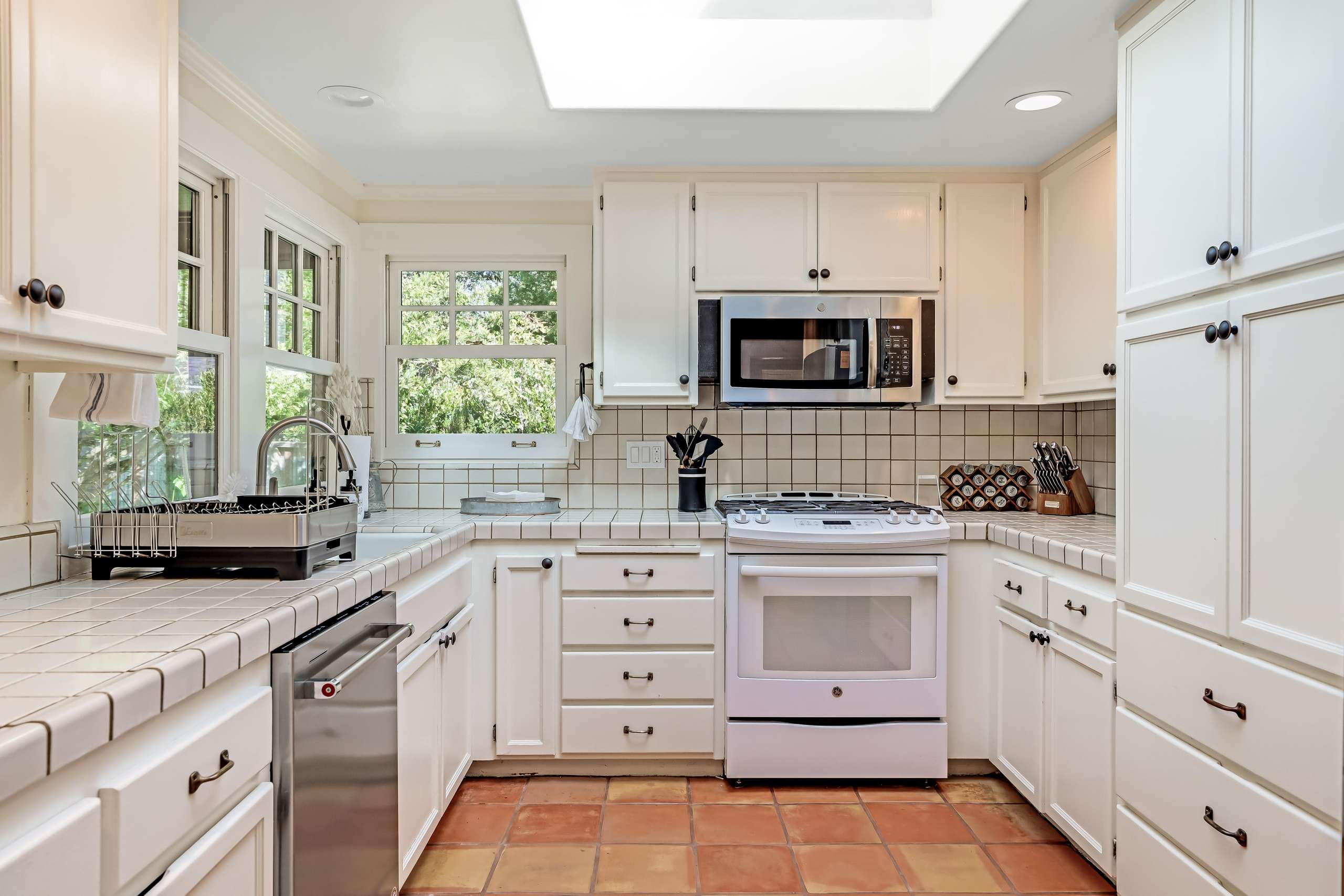 Bella Luxury Rentals - Sonoma Farm Estate Kitchen
