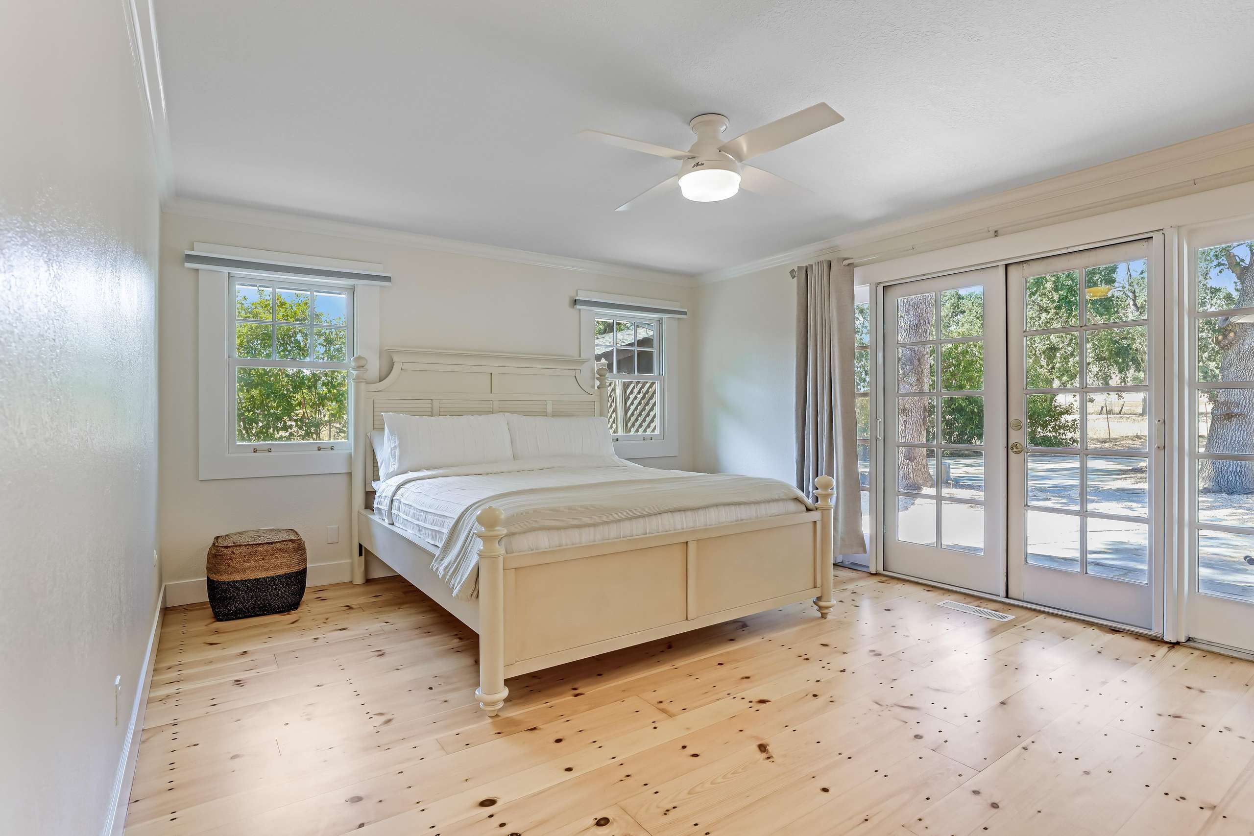 Bella Luxury Rentals - Sonoma Farm Estate Bedroom